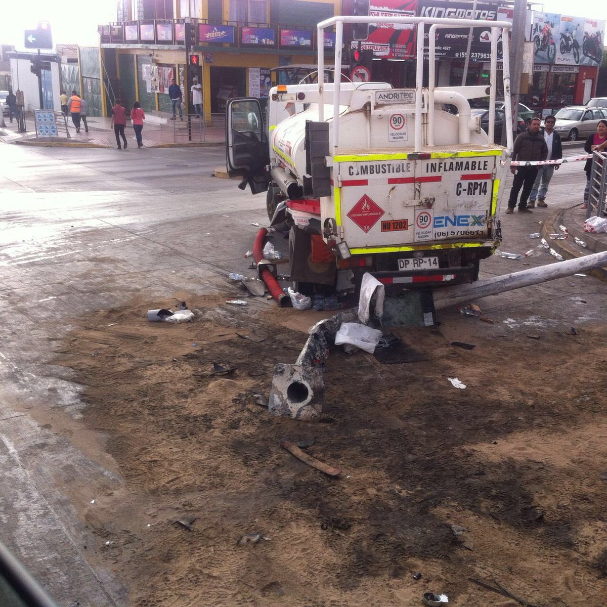 Trabajo de <a href="/Pr1meraAntof/">Bomba Antofagasta</a> <a href="/BombaPrat/">Bomba Arturo Prat</a> <a href="/Sexta_Antof/">La Gloriosa Sexta Compañia CBA</a> en Rescate vehicular Av. Salvador Allende/Av. Rendic #Antofagasta