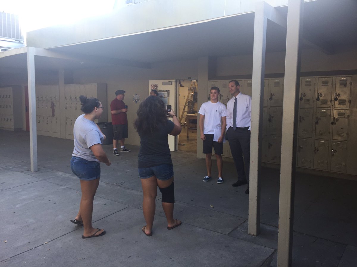 Miss_Higgason's tweet photo. 0 period did awesome with the silent picture scavenger hunt! #asl3 #ghssigntime #earlymorningscallforcreativity https://t.co/yrVXqrDfqo