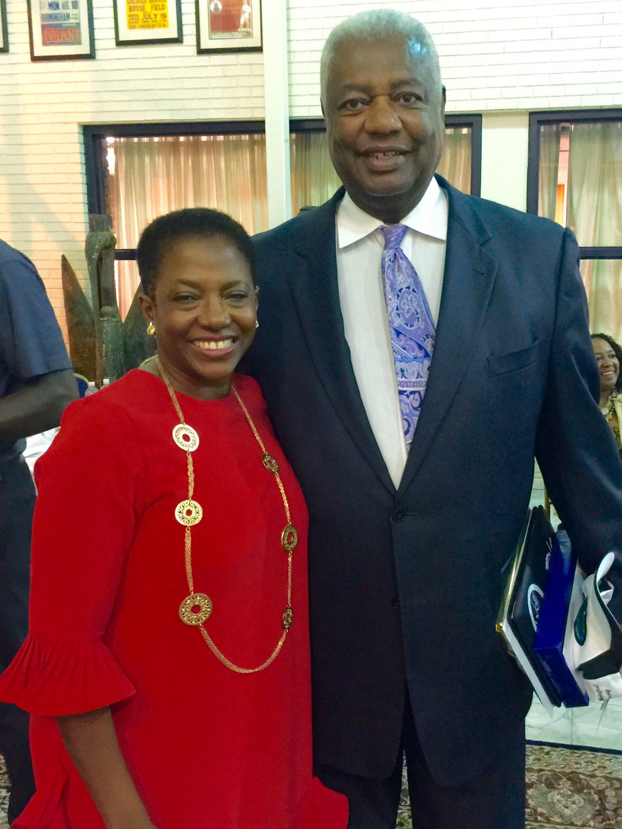 VivianLKing's tweet photo. Here I am with the Big O, Oscar Robertson. Thanks, @FellowshipOpen! #FellowshipOpen16 https://t.co/SstjYXEDUq
