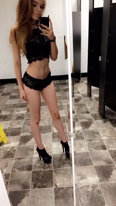At work right now , foxes dreamgirls of Tacoma 💋 https://t.co/TzrQVaeWuJ