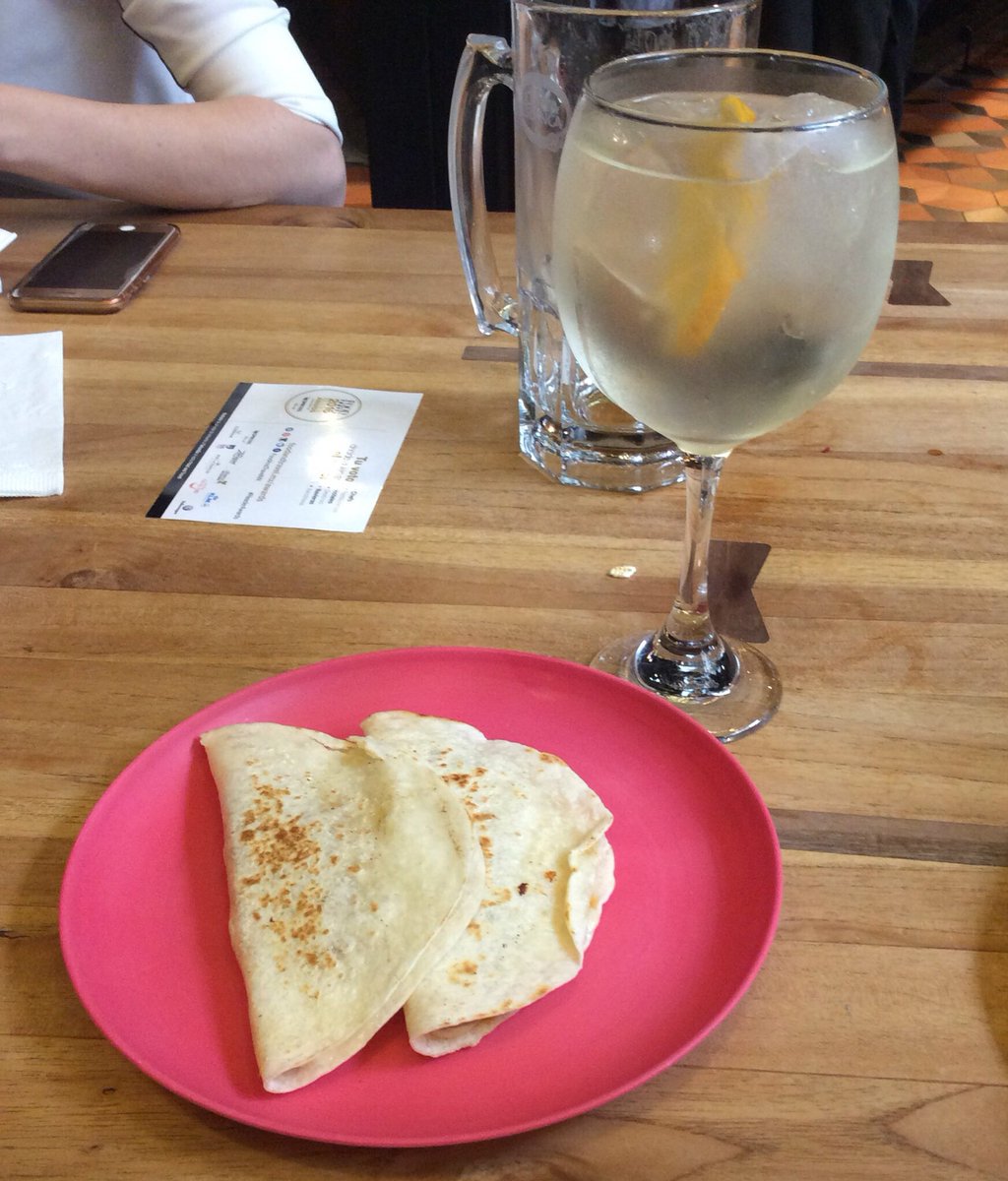 Un blanco de verano de Tinto Mx <a href="/mercadoromaMX/">Mercadoroma</a>  con una buena comida de <a href="/GueroPibil/">Güero Pibil</a>  que buen viernes #YoSoyTintoMx