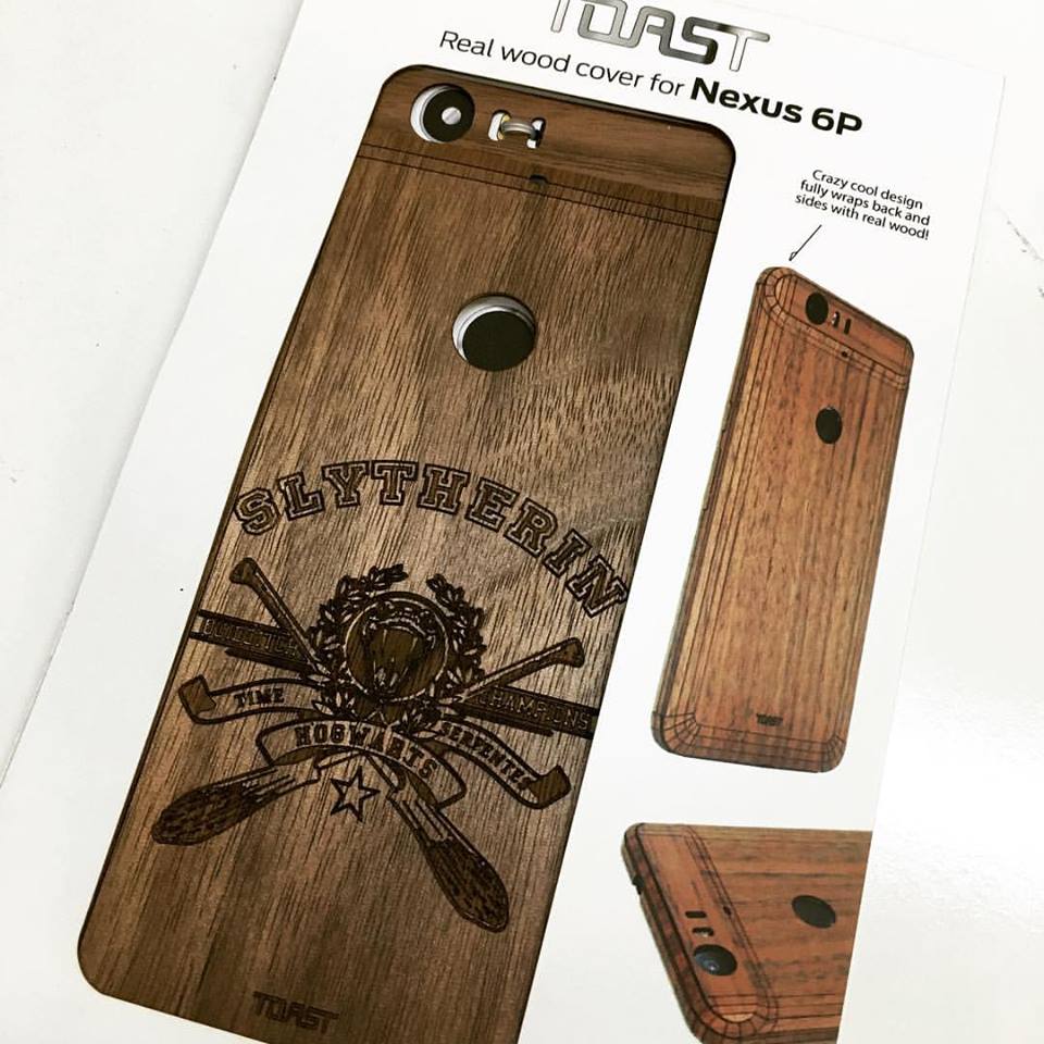 Toastmade's tweet photo. Custom cover of the day. #Nexus6P with #Slytherin engraving.
#harrypotter #hogwarts #quidditch #nexuscase https://t.co/1A4AteIpO7
