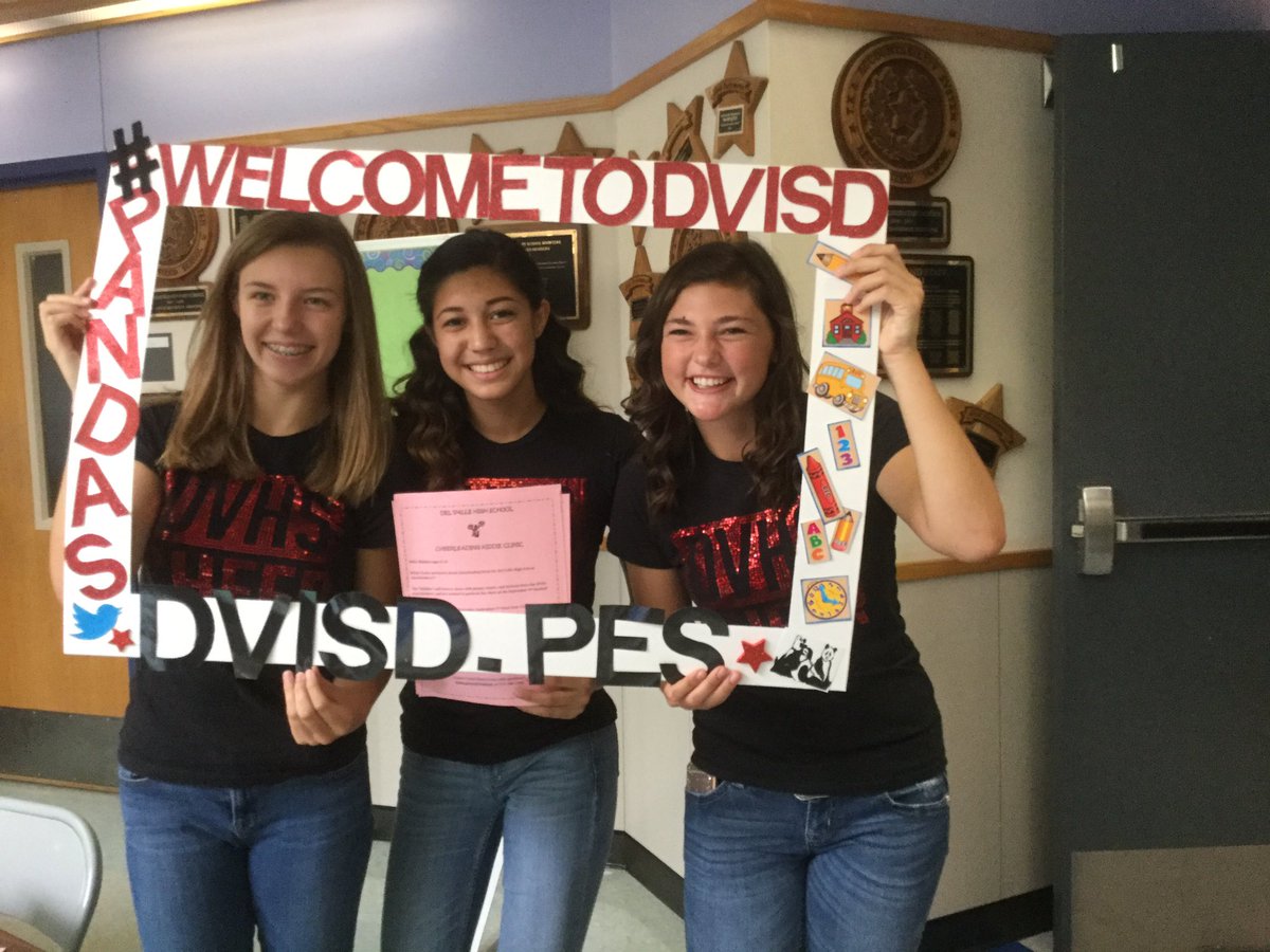 DVISD_PES's tweet image. DVISD Varsity cheerleaders helping out at #PESPanda, Meet the Teacher!