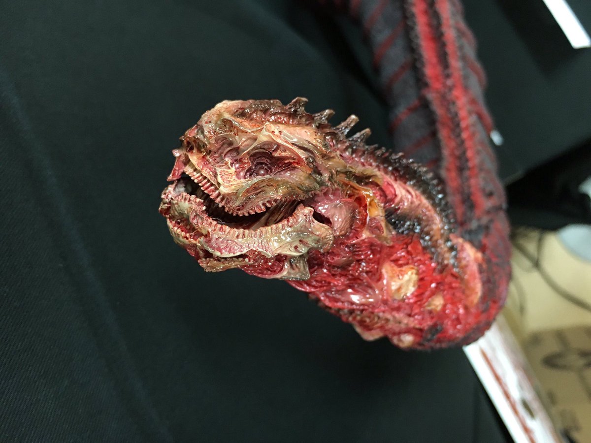 マゼラン シン ゴジラ 矢口の 彼 牧教授 はいったい何を好きにしたんだろう の直後にゴジラの尻尾の何かのパーツが剥がれるシーン もしかして先端の下顎みたいなパーツなのか とすれば 顎の下の人の頭蓋骨みたいな部分が露わになったということ