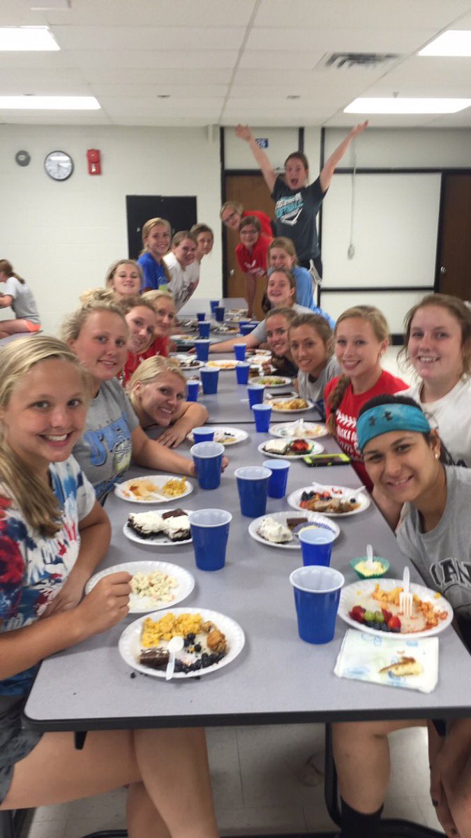 Over eating before first game like champs 🤘🏼 #MINDOVERMATTER #BULKUP