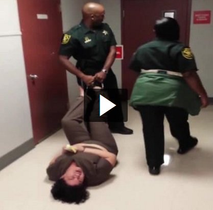 Video shows deputy dragging shackled woman at courthouse. Now she is suing: bit.ly/2bat5Es?utm_me… https://t.co/TkWK7fCdNm