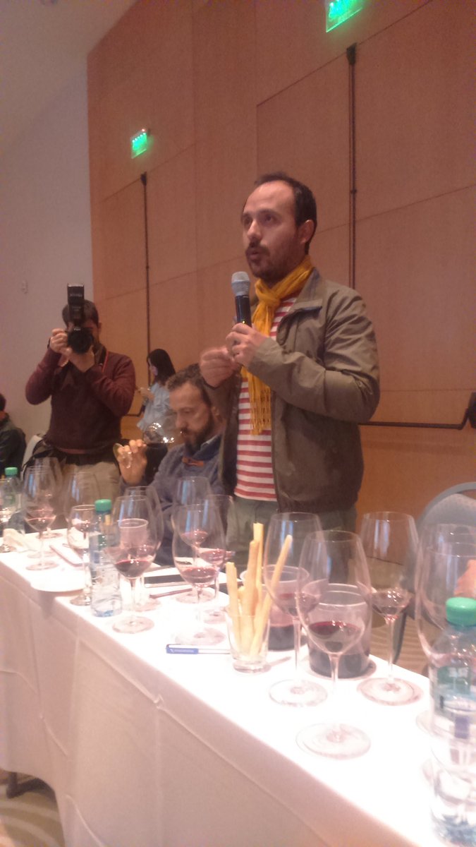 ALHmalbec's tweet photo. @LeoErazoLynch explica nuestro #Malbec Appellation Vista Flores en la #apt2016 https://t.co/t8vLp1VwCE