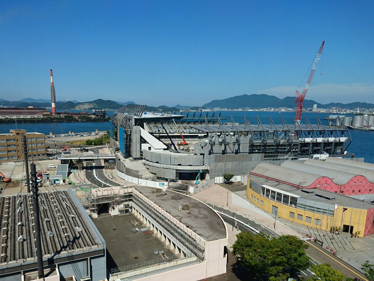 南博 今日8 の北九州スタジアム建設現場 スタジアム前道路を昨晩と今晩通行止めにし スタジアムの向かい側の浅野町緑地に渡す歩道橋を設置中 現時点で既に桁は渡り 昨日の視察時点からまた一歩着実に工事は進展 供用開始まで残りわずか6ヶ月