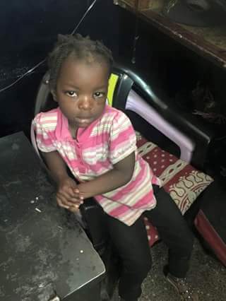 lizzientonjira's tweet photo. This little girl is at Buruburu police station. She has been found. Spread  word for parents/relatives to pick her. https://t.co/XU0szaaGuQ