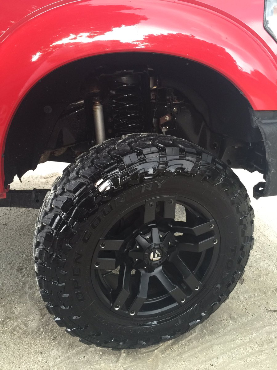 MiDetailer's tweet photo. It's not just about the tire. Properly cleaned inner fender wells are key to any detail https://t.co/d3gxgshyS0
