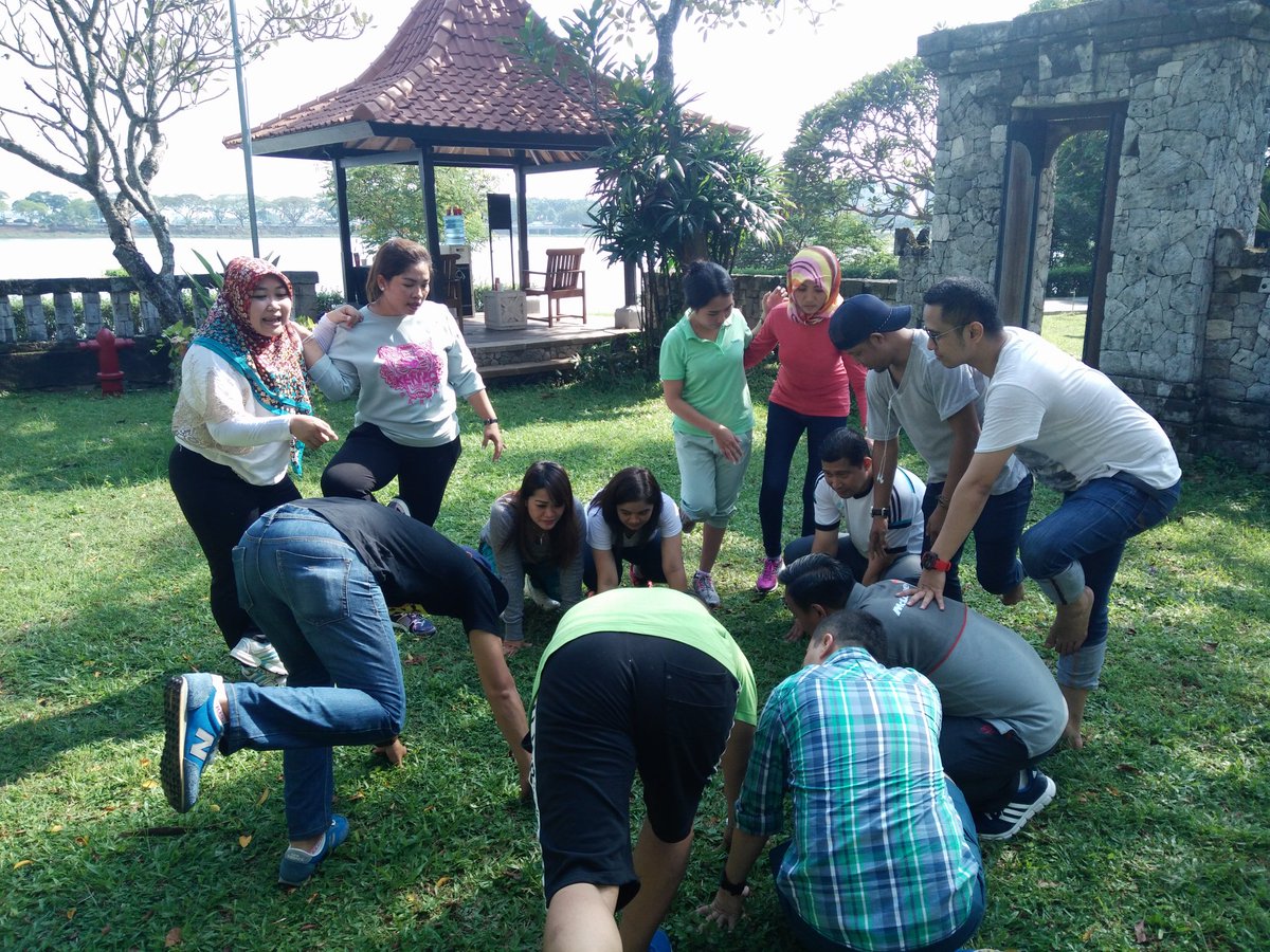 hikmabuanawan's tweet photo. "@UllyJunitasari: #IBSL2016 #proudofaxamandiri https://t.co/xbAQ7dKZmb" #groupJP5