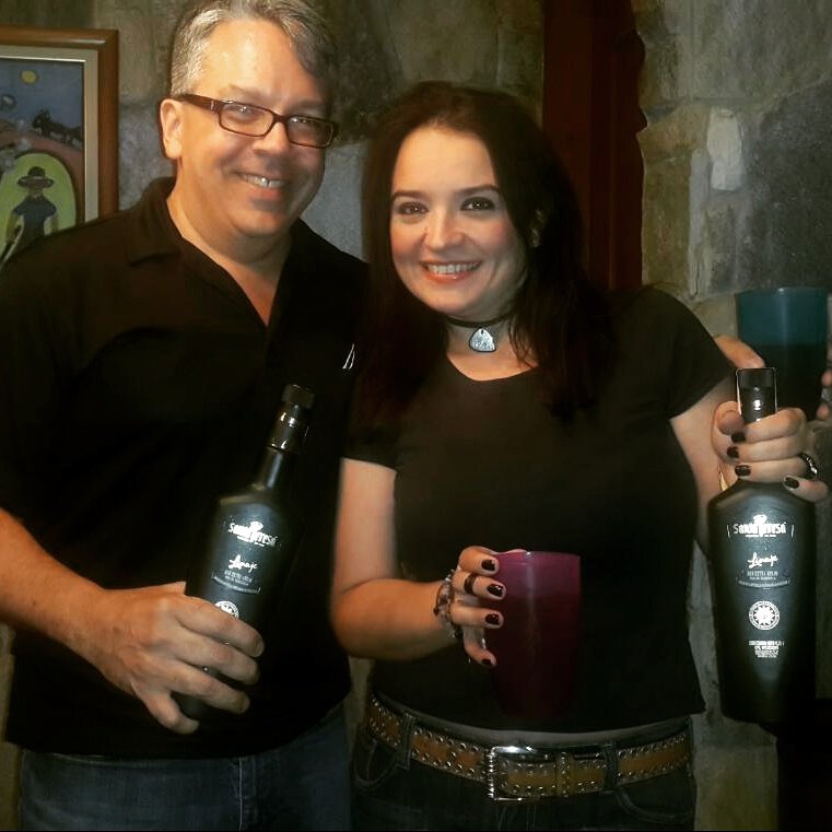 andrearochap's tweet photo. #Viernes ... noche de #SacarElPecho con uno de los hijos de @HdaSantaTeresa. En la foto @knottaro y yo. https://t.co/mlcnPh6L61