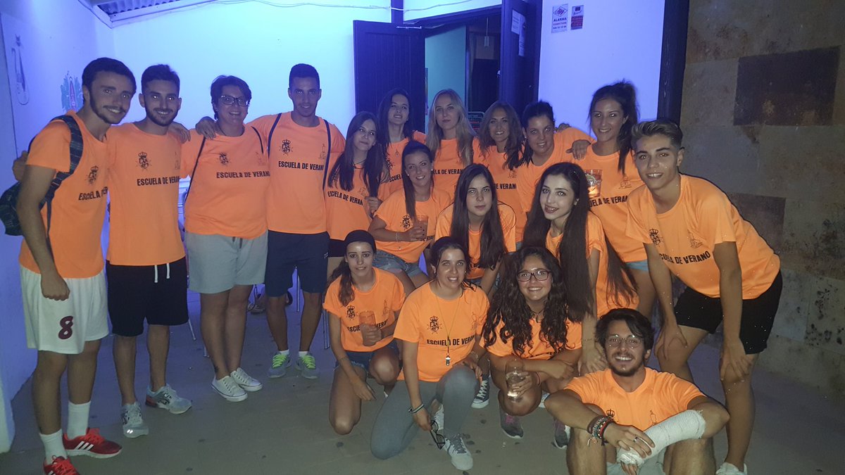 Pedroolafuu's tweet photo. Estamos de viernes jjjj. Gran equipo. Agosto. #EDV2016 #MUNUESTROS #TUYISMO #VAMPIROS https://t.co/jDRKqBpihd