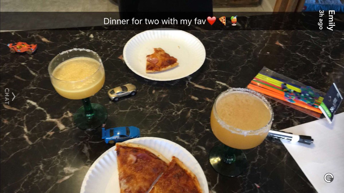 ealstatt's tweet photo. Homemade pizza and margaritas!! #pizza #Margaritaville https://t.co/MdisNVkYZ4