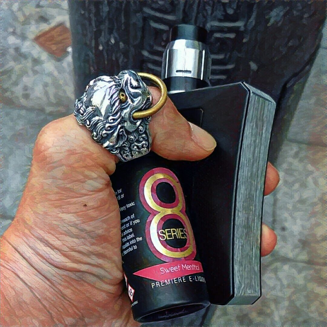 HangsenPlus's tweet photo. Friday #Handcheck. #handsomevape #vapeporn #socalvapers #hangsenplus #hangsen #vape #boxmod #series8 #Prisma https://t.co/h2npJcj8ie