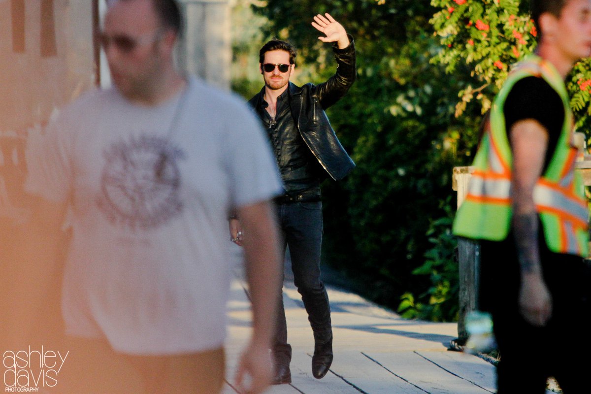 cptnswan_ouat's tweet photo. Colin waving to fans while leaving set Wednesday (he ended up coming back over to meet with people as well!) https://t.co/sJuv4qDBkb