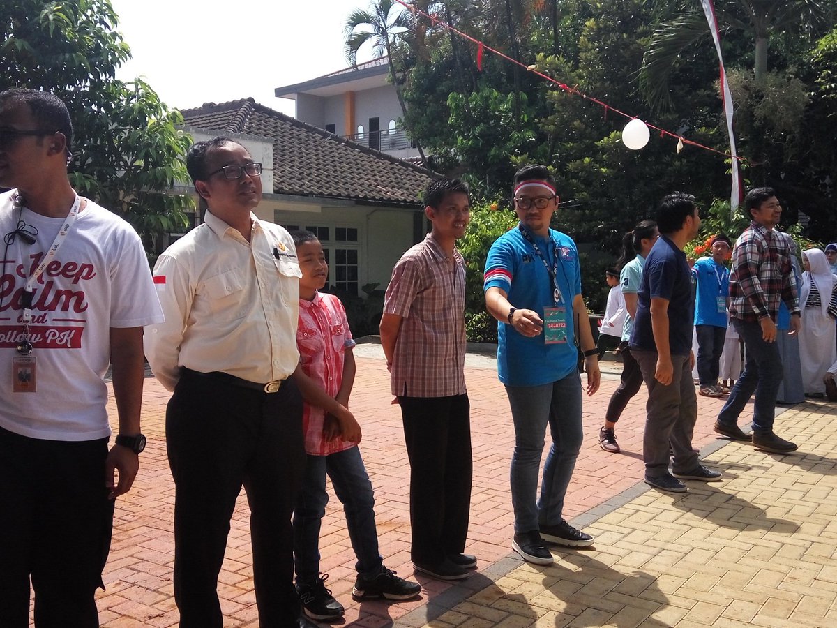 indana_luthfi's tweet photo. Bapak Syahrul Elly, ketua angkatan PK-74 dan perwakilan dari PK lain mengikuti lomba makan krupuk. #RaGa74 @PK74LPDP https://t.co/n0TF7ztix8