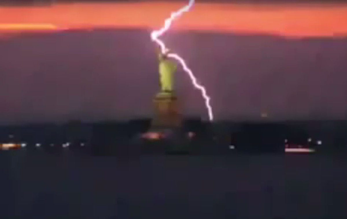 Христа искупителя в бразилии молния. Молния в статую христа рио де жанейро. Рио де жанейро иисус молния. Статуя христа-искупителя в рио-де-жанейро молния. Молния в статую христа.