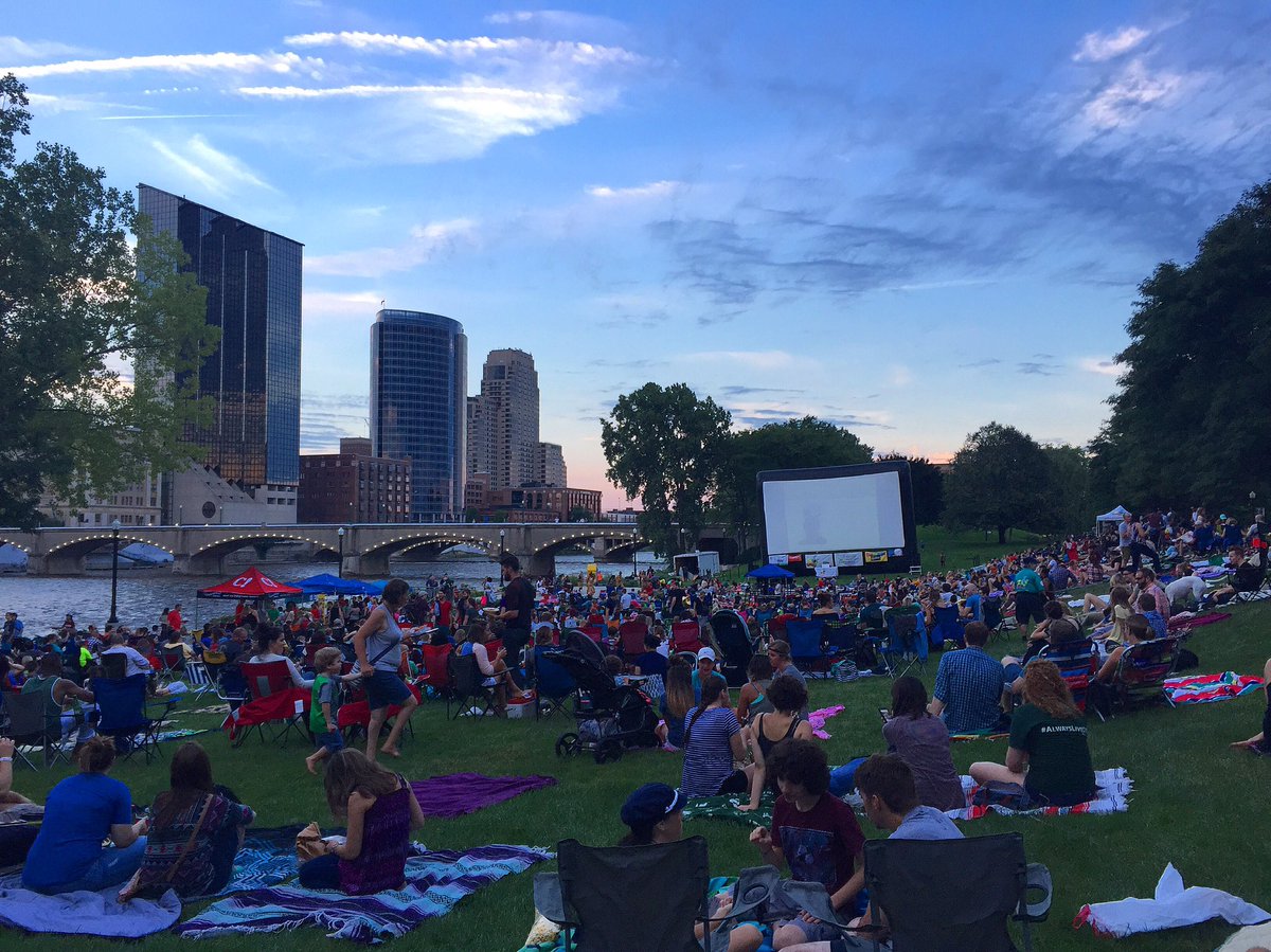 GRDaily's tweet image. Gorgeous evening for movies in the park.  #grandrapids