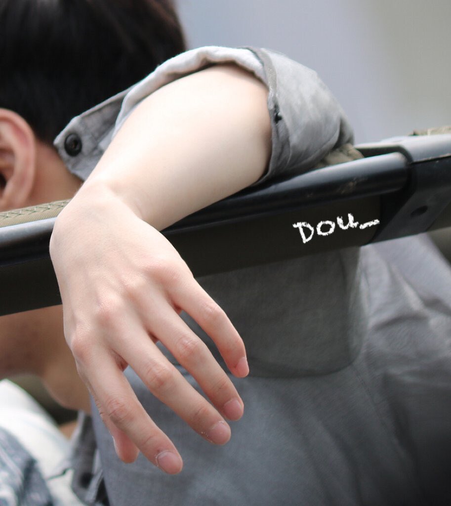 guxxidaze's tweet image. yixing's hand rt if you agree