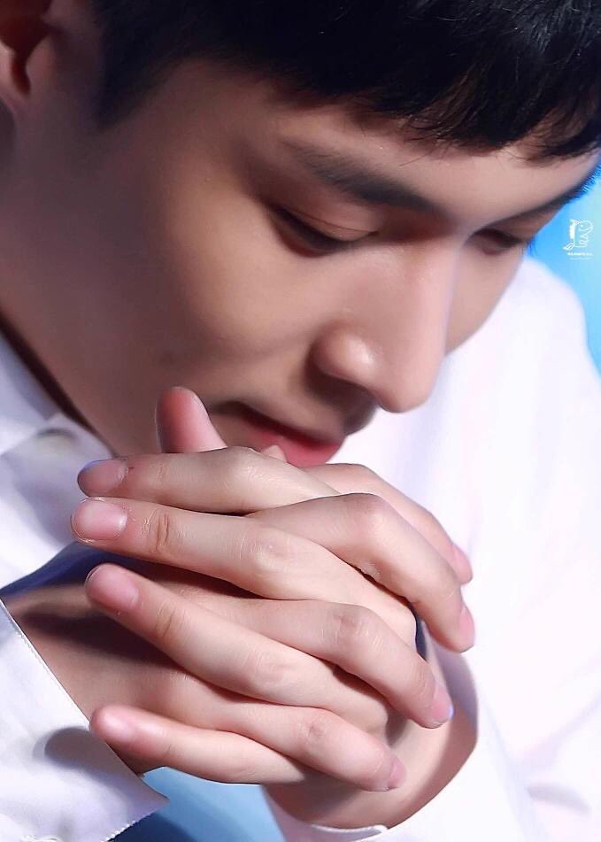 guxxidaze's tweet image. yixing's hand rt if you agree