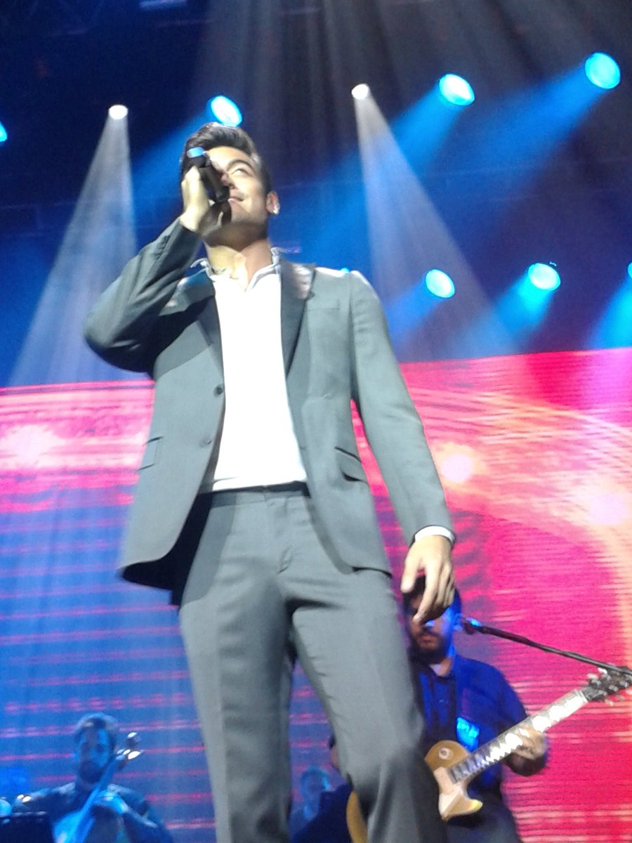 yesixoa31's tweet photo. Increible show! Una noche inolvidable, gracias x regalarnos tu voz! Te adoro 💜 https://t.co/nhLqs8qCsG