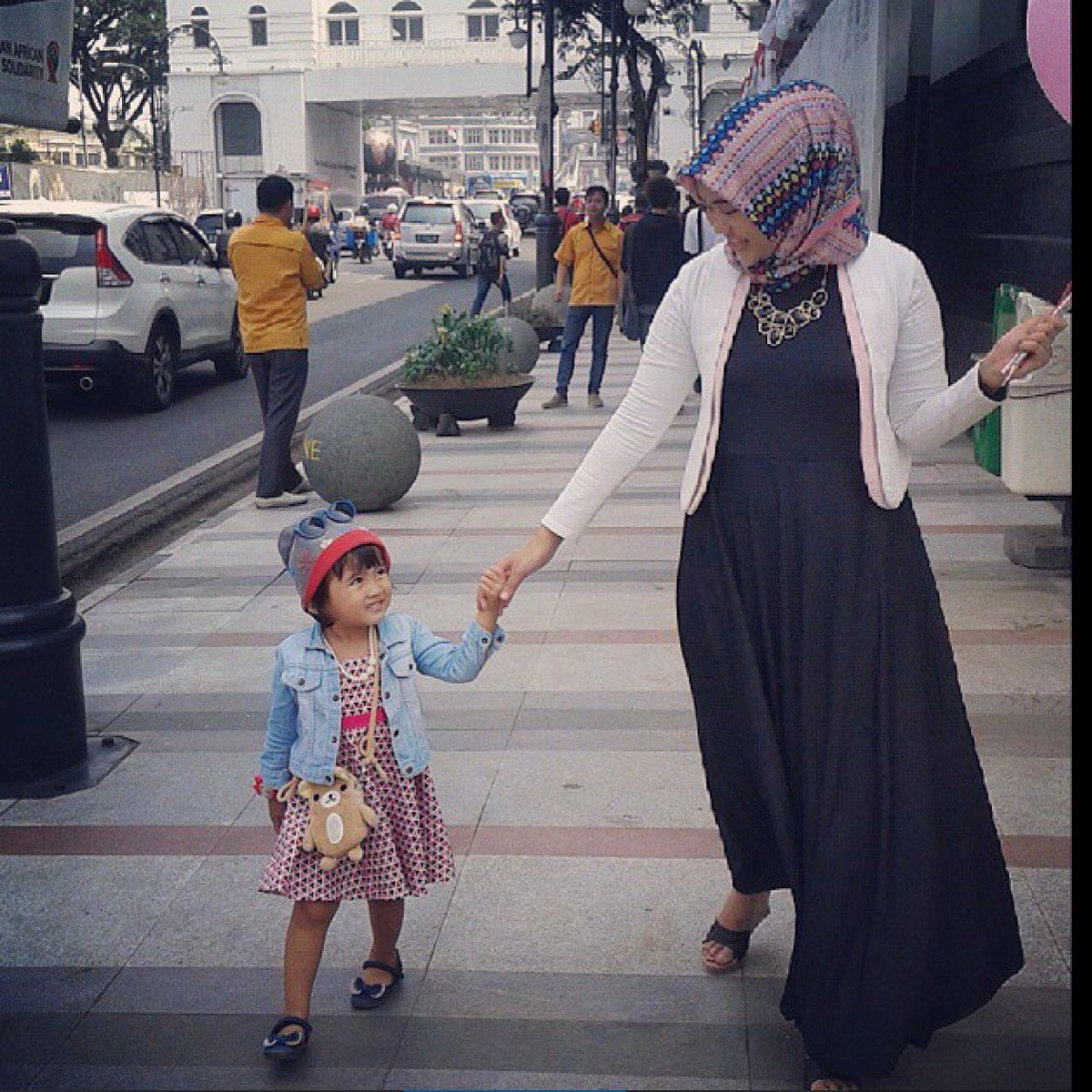 Ciri kota yg manusiawi, warganya lebih betah berinteraksi sosial di ruang publik termasuk trotoar, bukan di cafe/mal