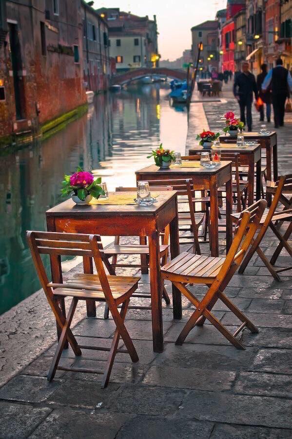 around__world's tweet photo. فينيسيا أو البندقية المدينة الإيطالية الملهمة للكثير من الشعراء والأدباء تشتهر بممراتها المائية مثل جيوثرون بهولندا. https://t.co/eAzfXKXnKc