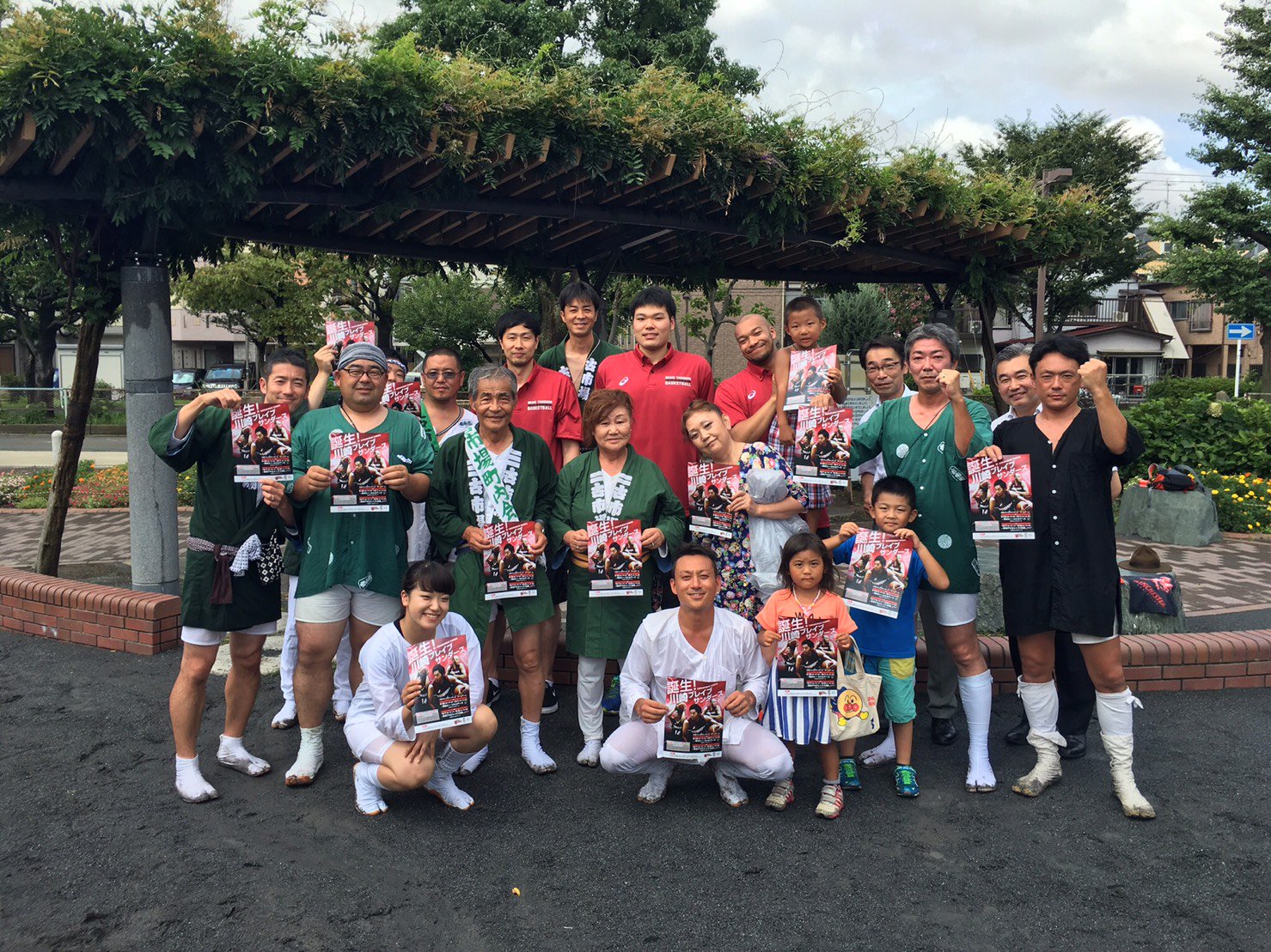 バスケ　スケパン 選手たちと二澤マネージャーでお神輿を担がせていただきました。  川崎市幸区古市場町内会の皆さま、こどもたちもチームを応援してくれてます！ ありがとうございます！！ #川崎ブレイブサンダース https://t ...