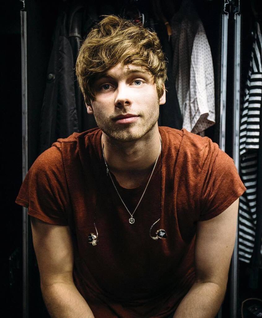 CaIuom5SOS's tweet photo. in real life vs instagram https://t.co/mDVfyE73q4