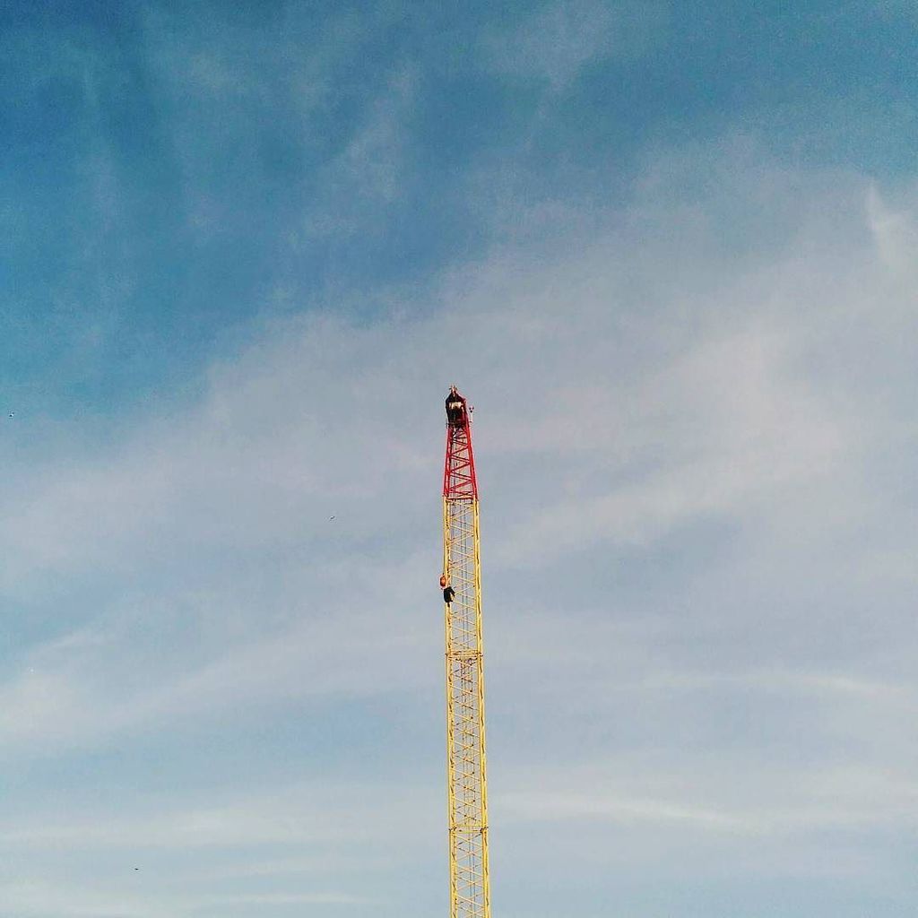 engineering_sta's tweet image. Crane in very steep position. #engineering #civil #structure #STEM #science #physics #engi… ift.tt/2b7RbB5
