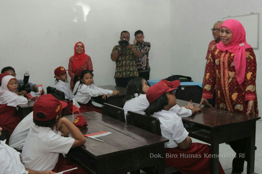 KemensosRI's tweet photo. Mensos menyempatkan bercengkerama dgn siswa-siswi SDN Trimulyo 2, memberikan nasihat dan motivasi utk adik-adik :) https://t.co/PjhvRlVNw9