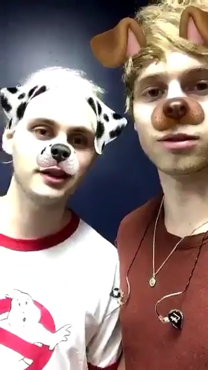 DlaczegoMuke's tweet photo. Skup my się na tym jaki Michael jest przy nim malutki i jak uroczo razem wyglądają💔 https://t.co/lpmdMQPBxA