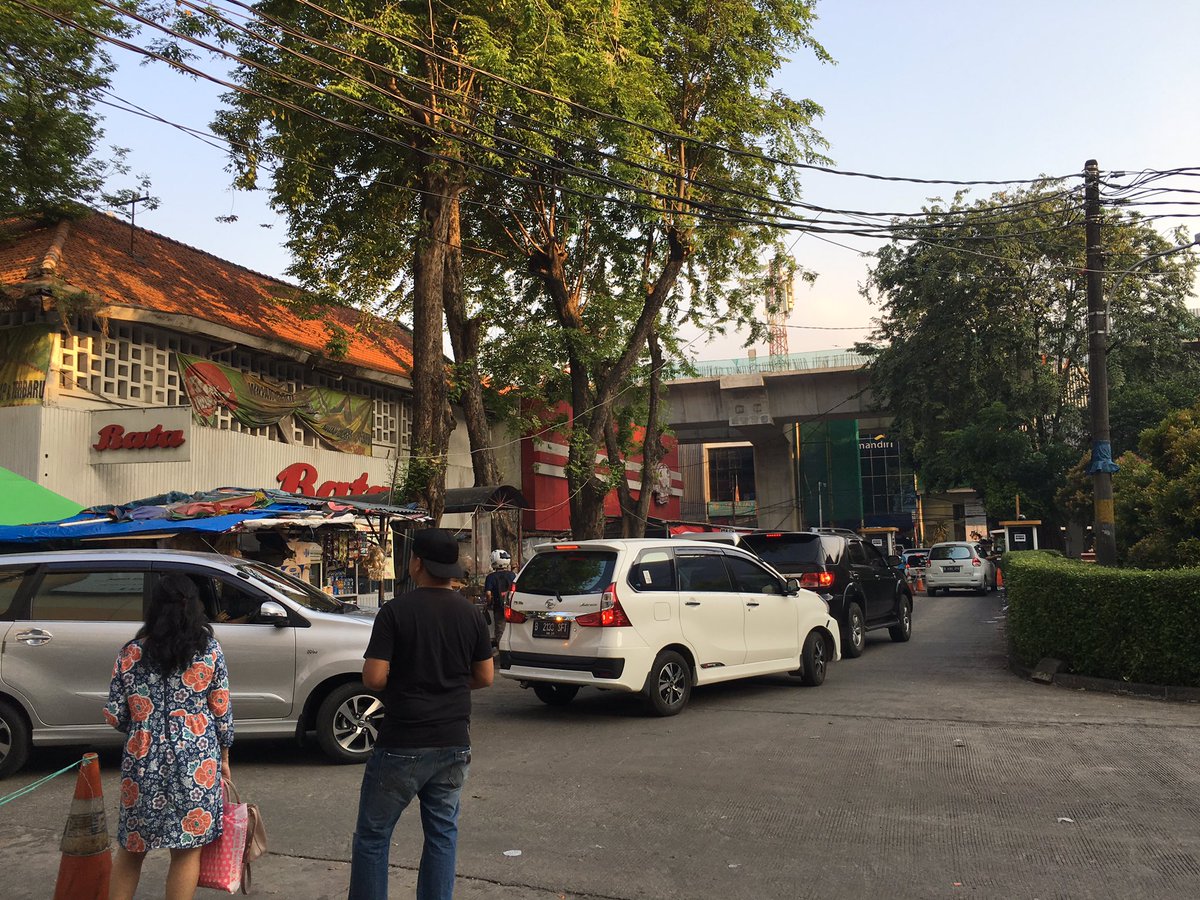 CiplukCarlita's tweet photo. Terakhir kali ke sini kayaqnya 5 tahun lalu, jauh sebelum ada gedung baru ini. Much more convenient now.. #mayestik https://t.co/HDhPRz28W0