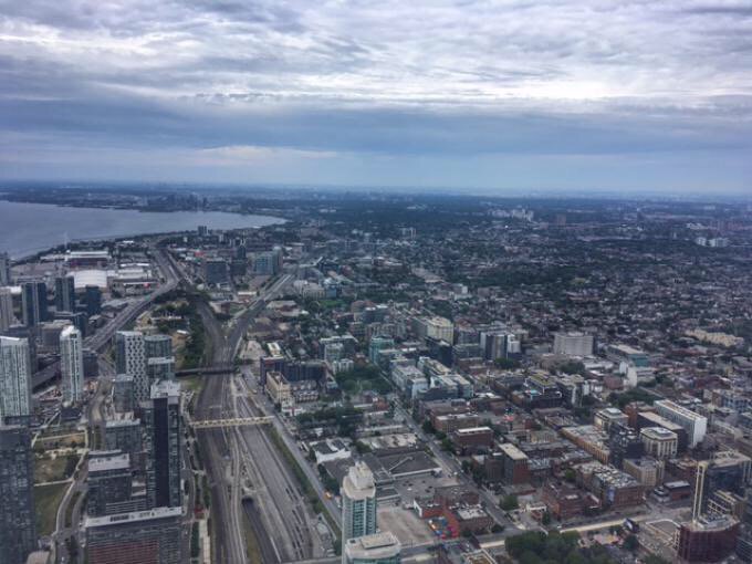 - Sabes qué se ve desde la torre más alta de Toronto?
- Qué?
- Torontoentero
 😂😂 <a href="/_trazers_/">Trazers</a>  trazers.com/video/2261/Vis…