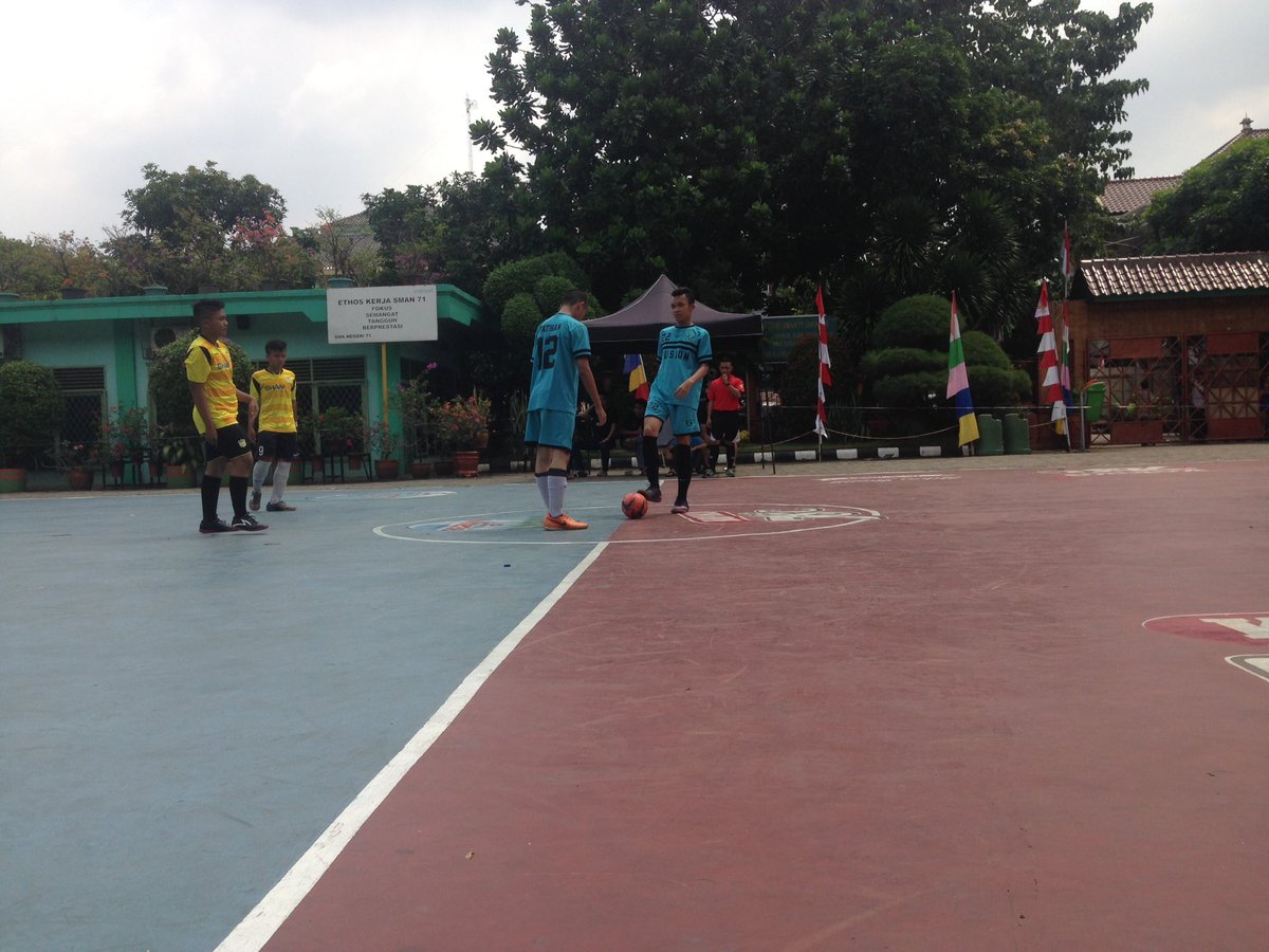 Siang ini sedang berlangsung pertandingan futsal SMAN 61 VS SMAN 89 #Sevone9Th