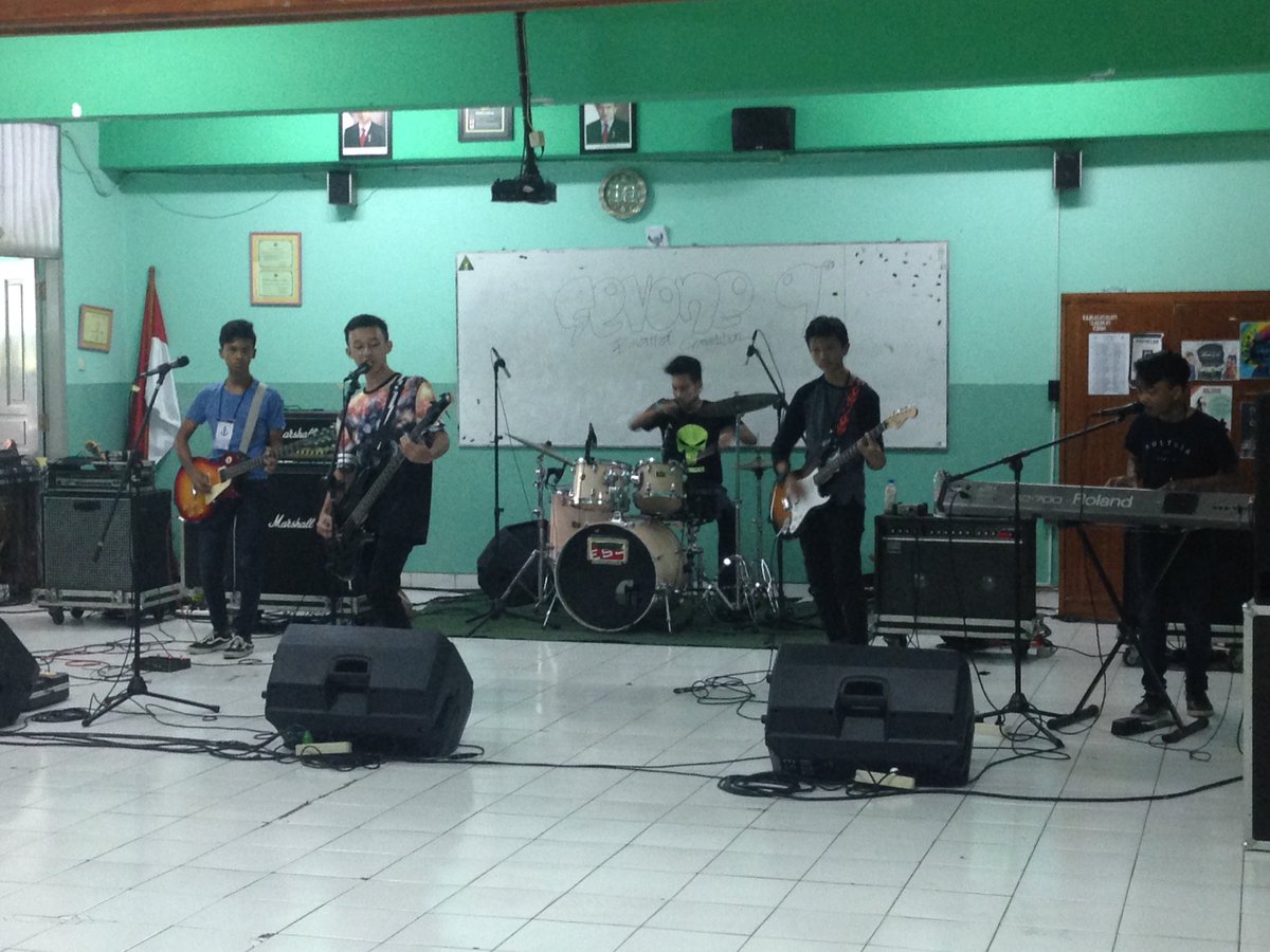 Siang ini juga sedang berlangsung lomba Band loh!! #Sevone9Th