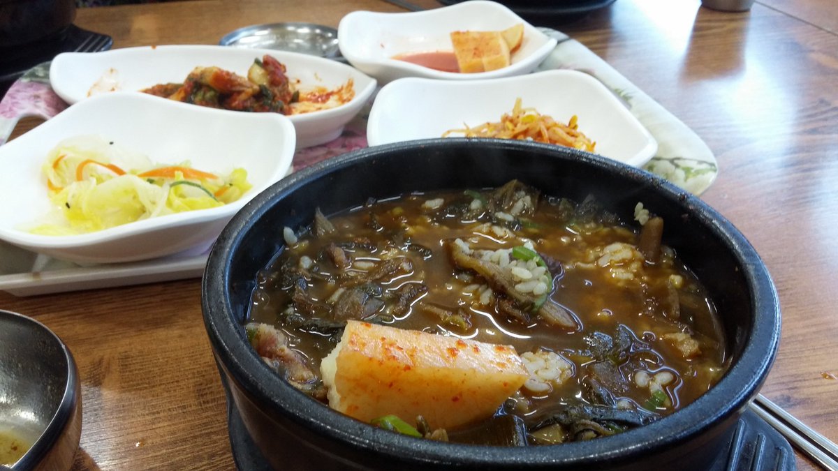 무지더운 여름을 삭히고 있습니다. 김제서 시어머니, 문경선 시이모님 모시고 봉화가는길에 정희네소머리국밥집에서 점심한끼 장작이란말에 들어가서 먹었는데~ 첫느낌은 그냥이였어요. 먹으면서 중독이 생기네요.맛나요!!