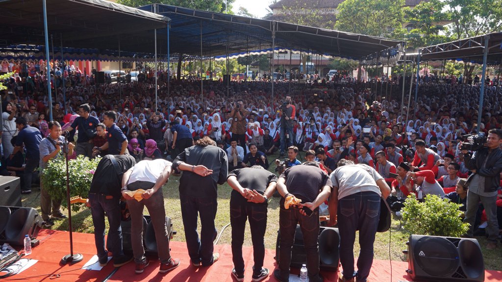 LettoBand's tweet photo. Kemarin siang, Luar biasa UIN Salatiga #latepost  #lettoband https://t.co/hfduUe6BVm