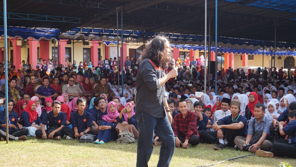 LettoBand's tweet photo. Kemarin siang, Luar biasa UIN Salatiga #latepost  #lettoband https://t.co/hfduUe6BVm