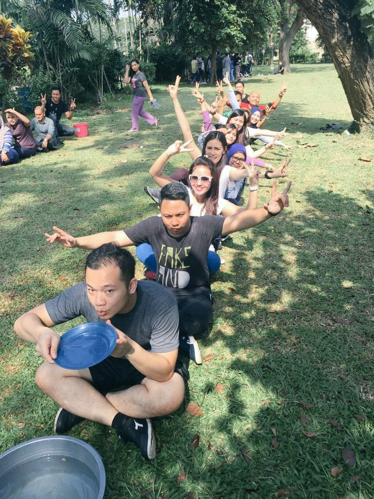 abby_aris's tweet photo. 💪@tisyediah @ananditho @agusdisandra @hermansyah1711 @Rara18091 
#ibsl2016 #proudofaxamandiri #leaderinme #groupJP6 https://t.co/BWLXxyNbyw