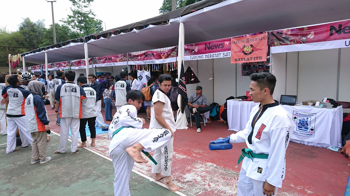 Box! Yg mau daftar unit Tarung Derajat satlat ITB bisa kunjungi stand kami di lapangan tenis C-D, SARAGA.