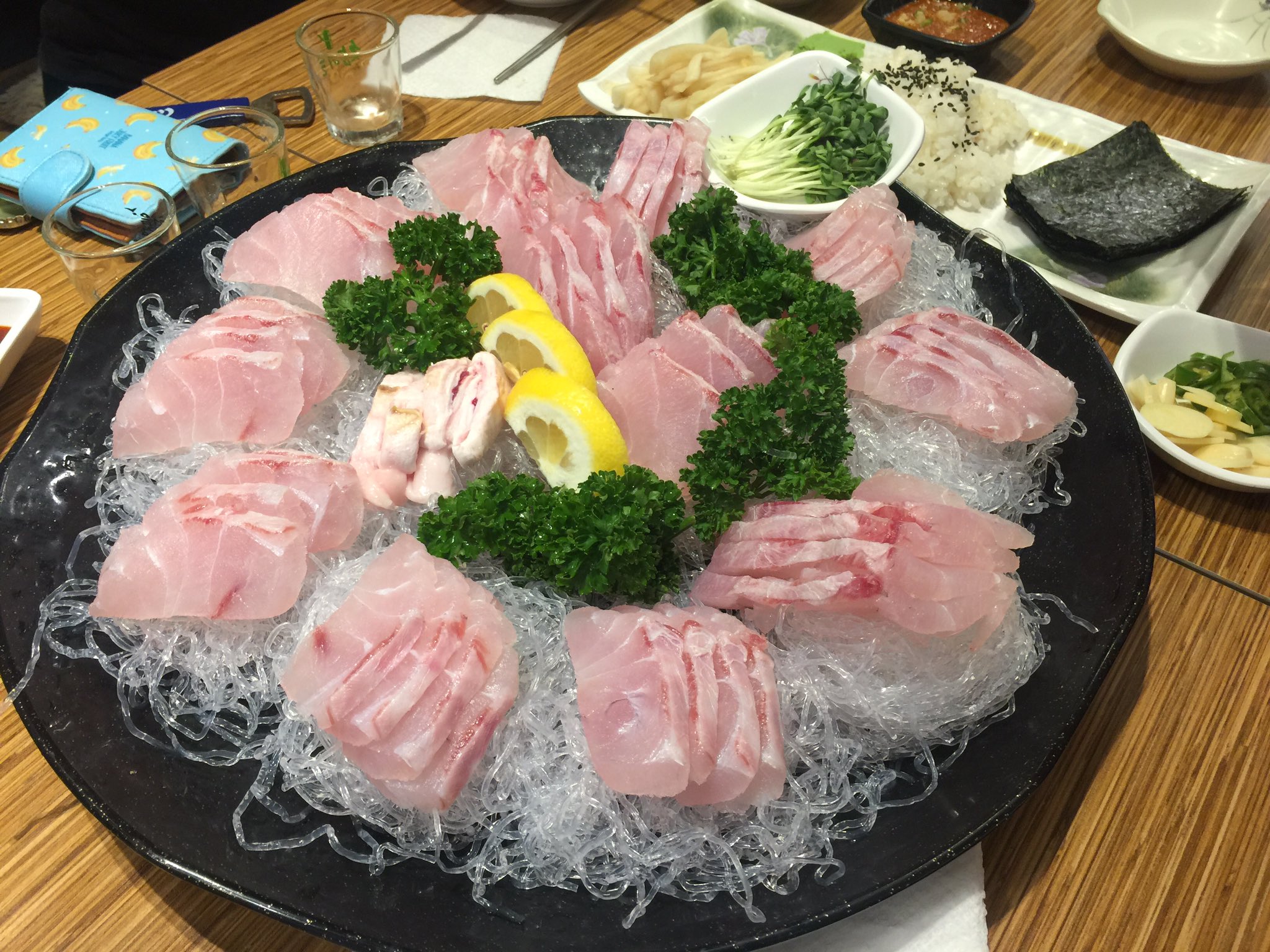 ショコラ 韓国のニベ刺身 韓国 ニベ お寿司 美味しい お腹いっぱい こちそうさまでした 夏 土曜日 週末 민어회 엄청 맛나당