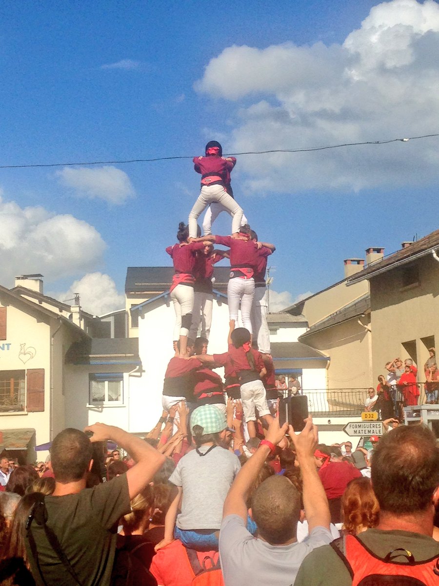 DavidMcNameetri's tweet photo. Apparently until I reach Kona race weight I'm not allowed to stand on top #baseonly #castells https://t.co/50HmZBAt98