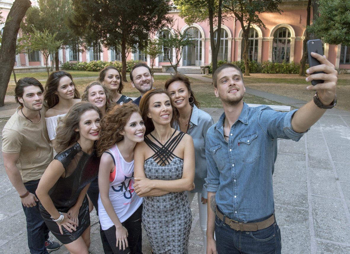 Arkadaşlar İyidir 28 Ağustos Pazar saat 20.00'de Show TV'de başlıyor! Biz çok heyecanlıyız ya siz?