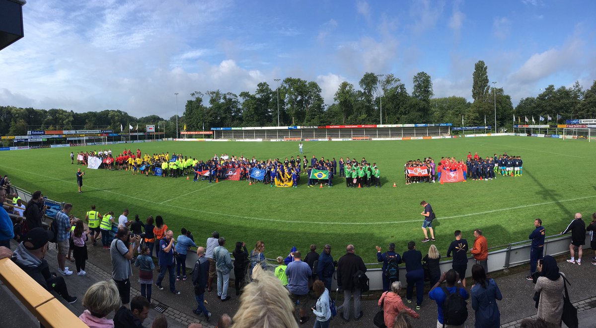 MartinNoordam1's tweet photo. @BOALSystems geweldig al die voetbalteams bij @fcsgravenzande! from around the world!! https://t.co/2YsHWDGuYu