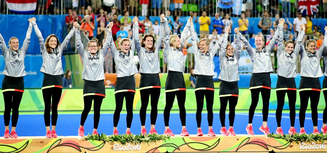Da feiern <a href="/DieDanas/">DANAS Hockeyteam GER</a> ihre Bronzemedaille auf dem Podium! Ein schöner Moment! #Rio2016 #Hockey #SambaSticks #WirfuerD