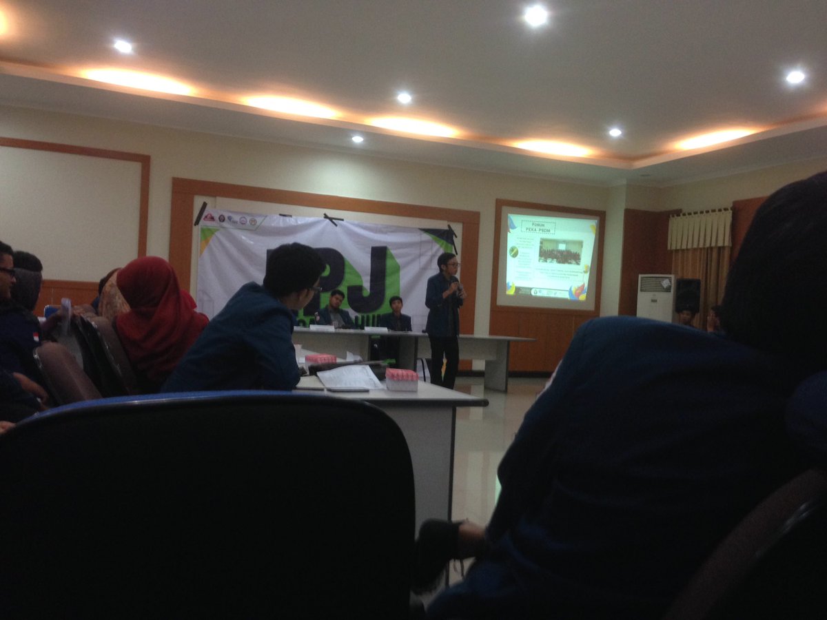 Peka Bem Undip memaparkan LPJ tengah tahun yang dipaparkan oleh kabid peka 2016