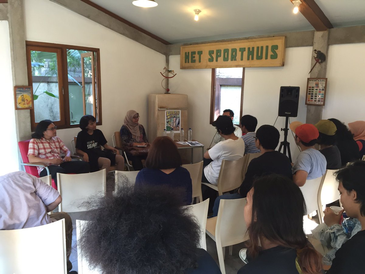 Talkshow "Geliat Media Alternatif Di Tengah Era Konvergensi Media” <a href="/BandungZineFest/">Bandung Zine Library</a> di #Kineruku dimulai. Join yuk!