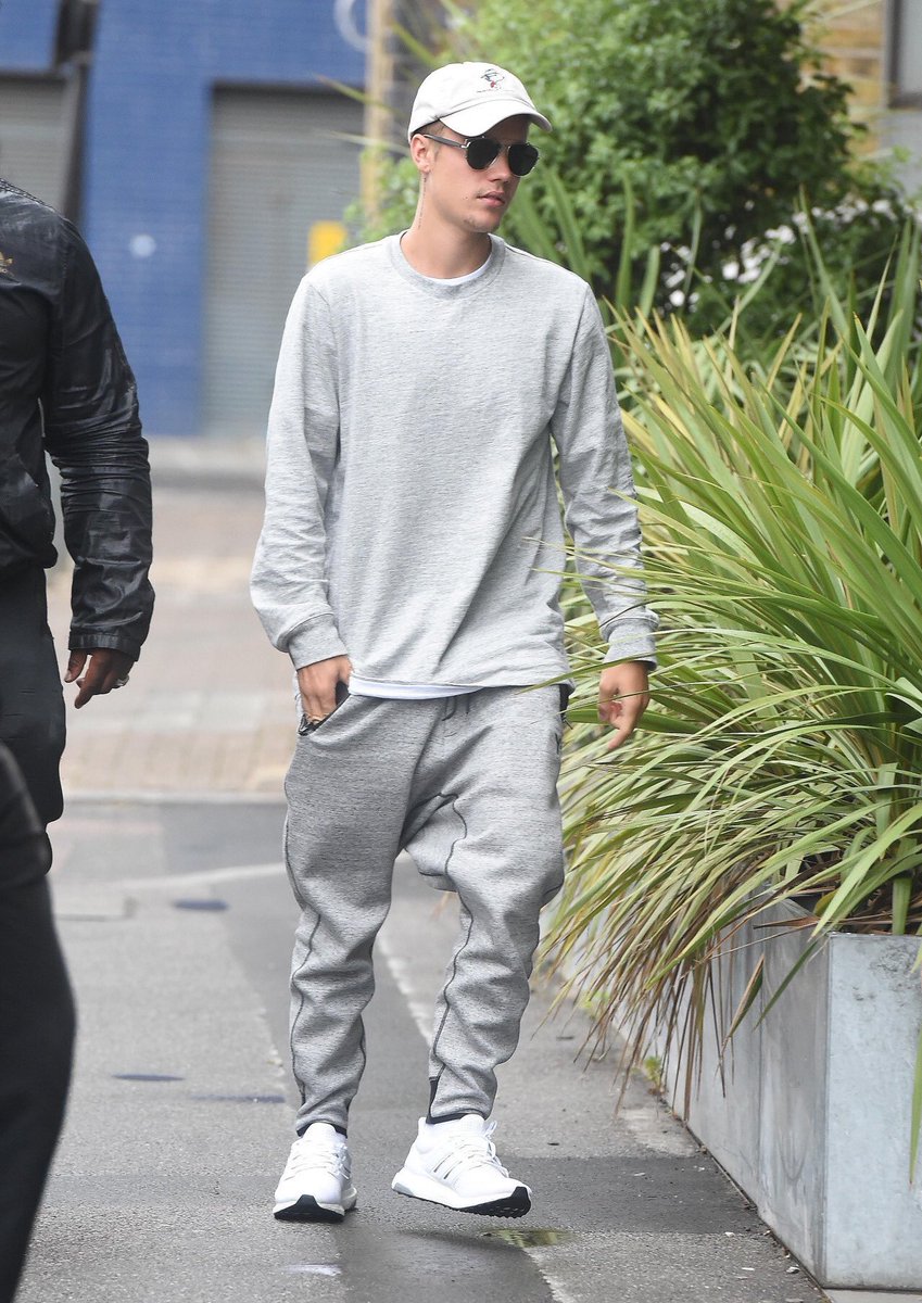 bieberupdate_jp's tweet photo. Justin昨日ロンドンにて https://t.co/8JvbRL0kKK